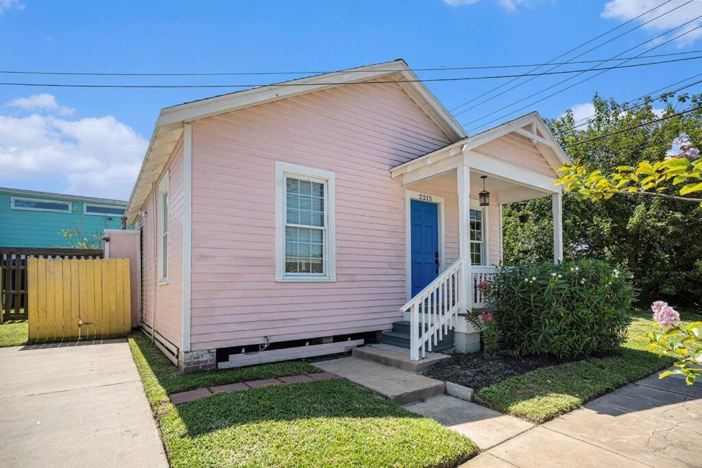 Sea Pink Retreat - Walk To Beach, Newly Renovated Galveston Exterior photo