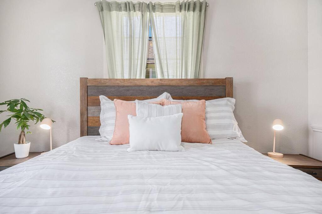 Sea Pink Retreat - Walk To Beach, Newly Renovated Galveston Exterior photo